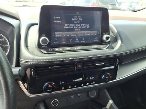 Used 2022 Nissan Rogue SV FWD image 11