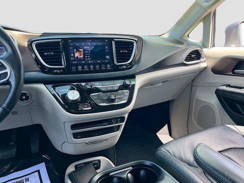 Used 2018 Chrysler Pacifica Touring-L Plus FWD image 23