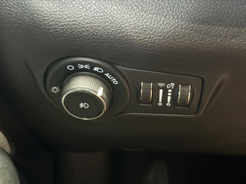 Used 2024 Jeep Compass Latitude AWD/4WD image 30