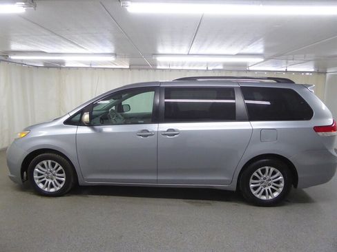 Used 2013 Toyota Sienna XLE image 4