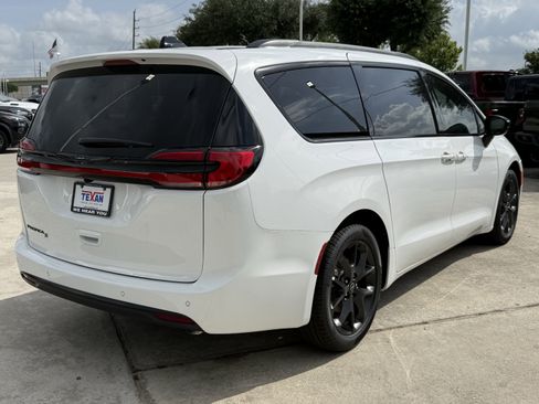 New 2026 Chrysler Pacifica Select w/ S Appearance Package FWD image 5