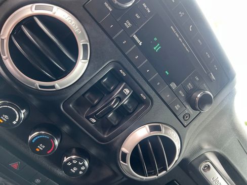 Used 2018 Jeep Wrangler Unlimited Rubicon w/ Cold Weather Group image 12