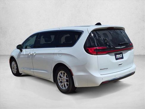 Used 2023 Chrysler Pacifica Touring-L FWD image 7