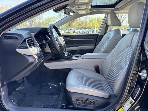Used 2022 Toyota Camry SE w/ Cold Weather Package image 17