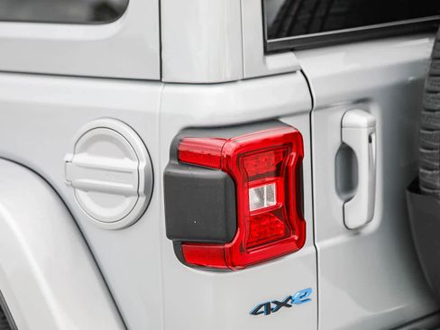 Used 2022 Jeep Wrangler Unlimited Sahara image 9