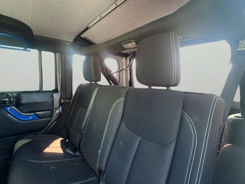Used 2018 Jeep Wrangler Unlimited Sahara AWD/4WD image 4