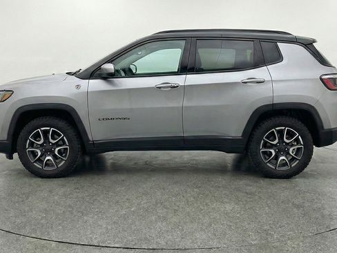 Used 2025 Jeep Compass Trailhawk image 5