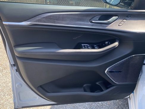 Used 2023 Jeep Grand Cherokee Overland w/ Advanced Protech Group III image 12