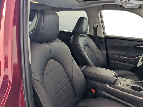 Used 2022 Toyota Highlander XLE image 34