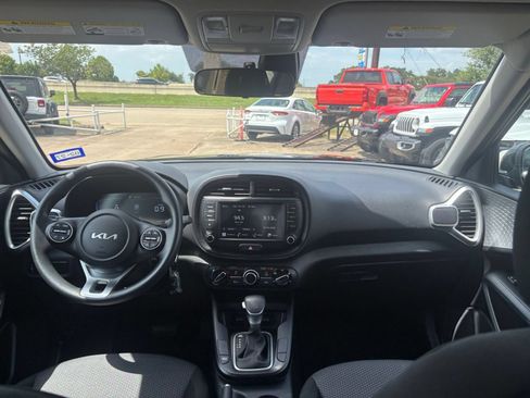 Used 2025 Kia Soul LX w/ LX Technology Package FWD image 31