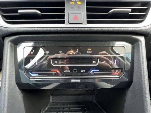 Certified 2025 Volkswagen Taos SE AWD/4WD image 18