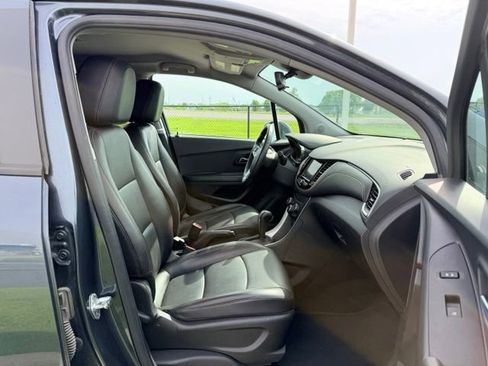 Used 2021 Chevrolet Trax LT w/ Premium Seat Package AWD/4WD image 10