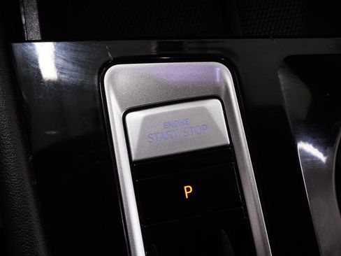 Used 2024 Volkswagen Atlas Cross Sport SE w/ Panoramic Sunroof Package FWD image 19