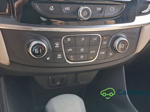 Used 2023 Chevrolet Traverse LT FWD image 17