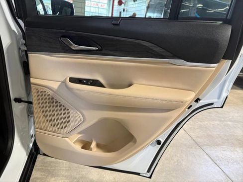 Certified 2025 Jeep Grand Cherokee Limited w/ Luxury Tech Group II image 12