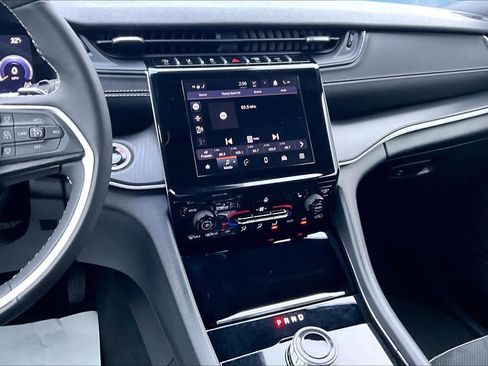 Used 2024 Jeep Grand Cherokee Altitude image 16