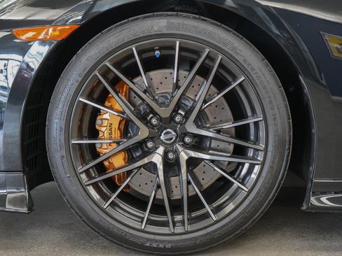 Used 2021 Nissan GT-R Premium image 8