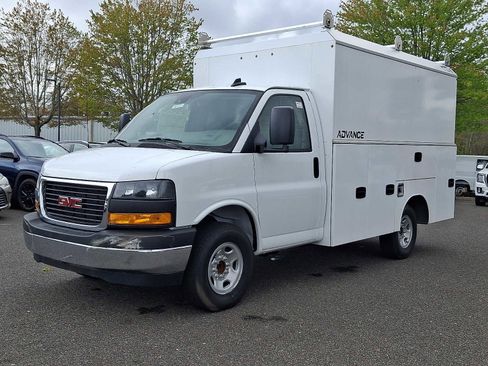 New 2025 GMC Savana 3500 w/ Power Convenience Package RWD image 2