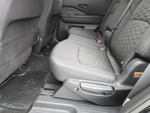 Used 2024 Nissan Pathfinder SV image 31