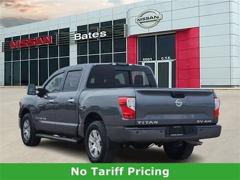 Used 2018 Nissan Titan SV w/ SV Convenience Package image 5