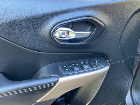 Used 2018 Jeep Cherokee Limited FWD image 28