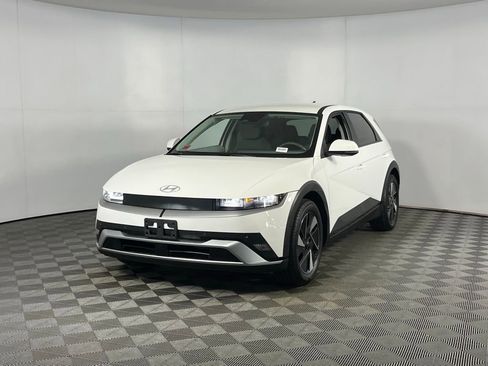 Used 2025 Hyundai Ioniq 5 SE image 3
