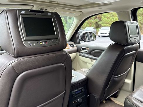 Used 2010 Cadillac Escalade ESV Platinum image 5