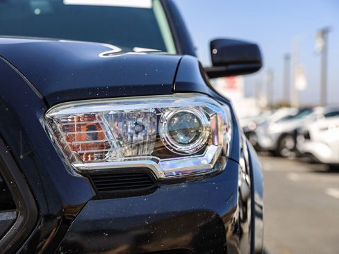 Certified 2018 Toyota Tacoma SR5 AWD/4WD image 10