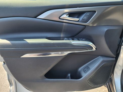 Used 2025 Chevrolet Traverse LT image 24