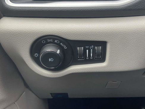 Used 2024 Chrysler Pacifica Touring-L image 21