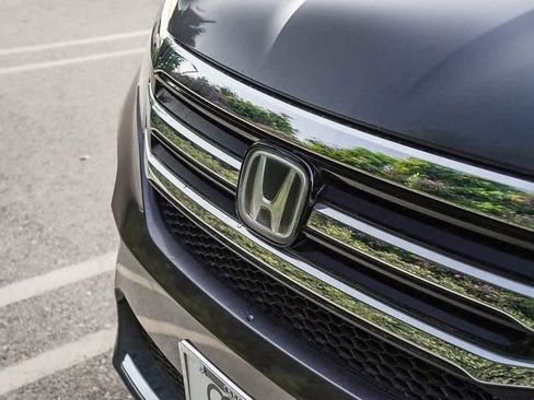Used 2017 Honda Pilot Touring image 9