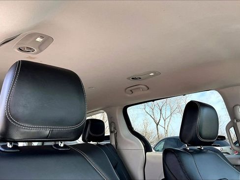 Used 2024 Chrysler Pacifica Touring-L image 22