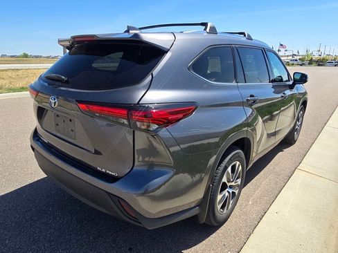 Used 2021 Toyota Highlander XLE image 5
