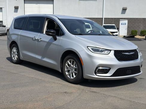 Used 2024 Chrysler Pacifica Touring-L FWD image 6