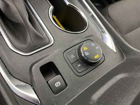 Used 2023 Chevrolet Traverse LT image 35