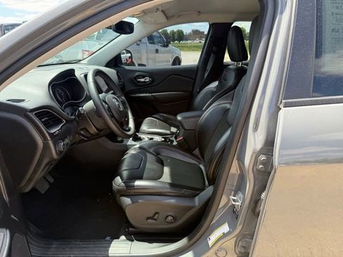 Used 2022 Jeep Cherokee Trailhawk w/ Comfort/Convenience Group AWD/4WD image 10