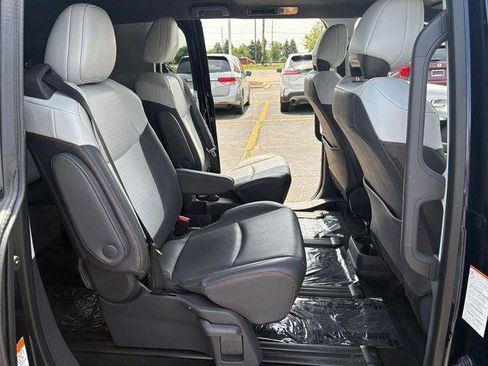 Used 2021 Toyota Sienna XSE FWD image 19