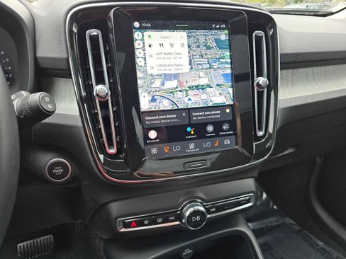 Certified 2025 Volvo XC40 B5 Plus AWD/4WD image 28