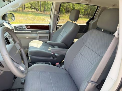 Used 2010 Chrysler Town & Country Touring FWD image 14