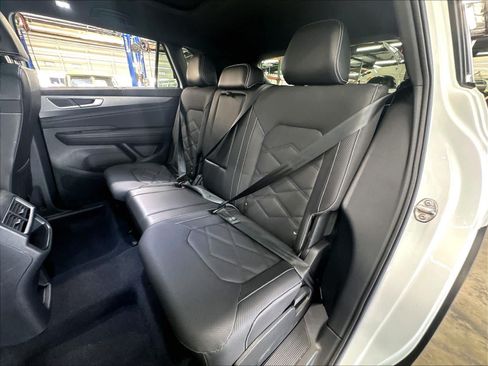 Used 2024 Volkswagen Atlas Cross Sport SE w/ Panoramic Sunroof Package FWD image 24