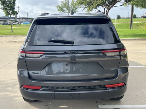 Used 2022 Jeep Grand Cherokee Altitude AWD/4WD image 8