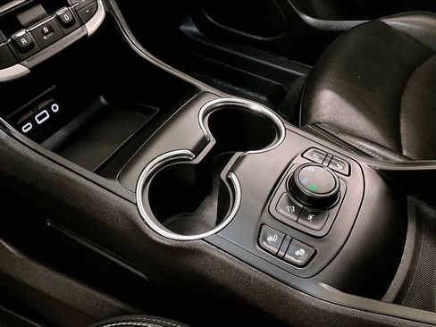 Used 2024 GMC Terrain SLT image 16