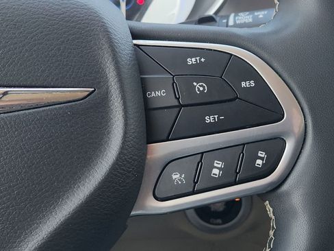 Used 2023 Chrysler Pacifica Touring-L image 29