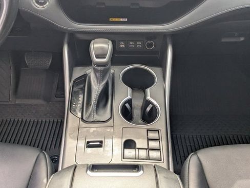 Used 2023 Toyota Highlander XLE FWD image 19