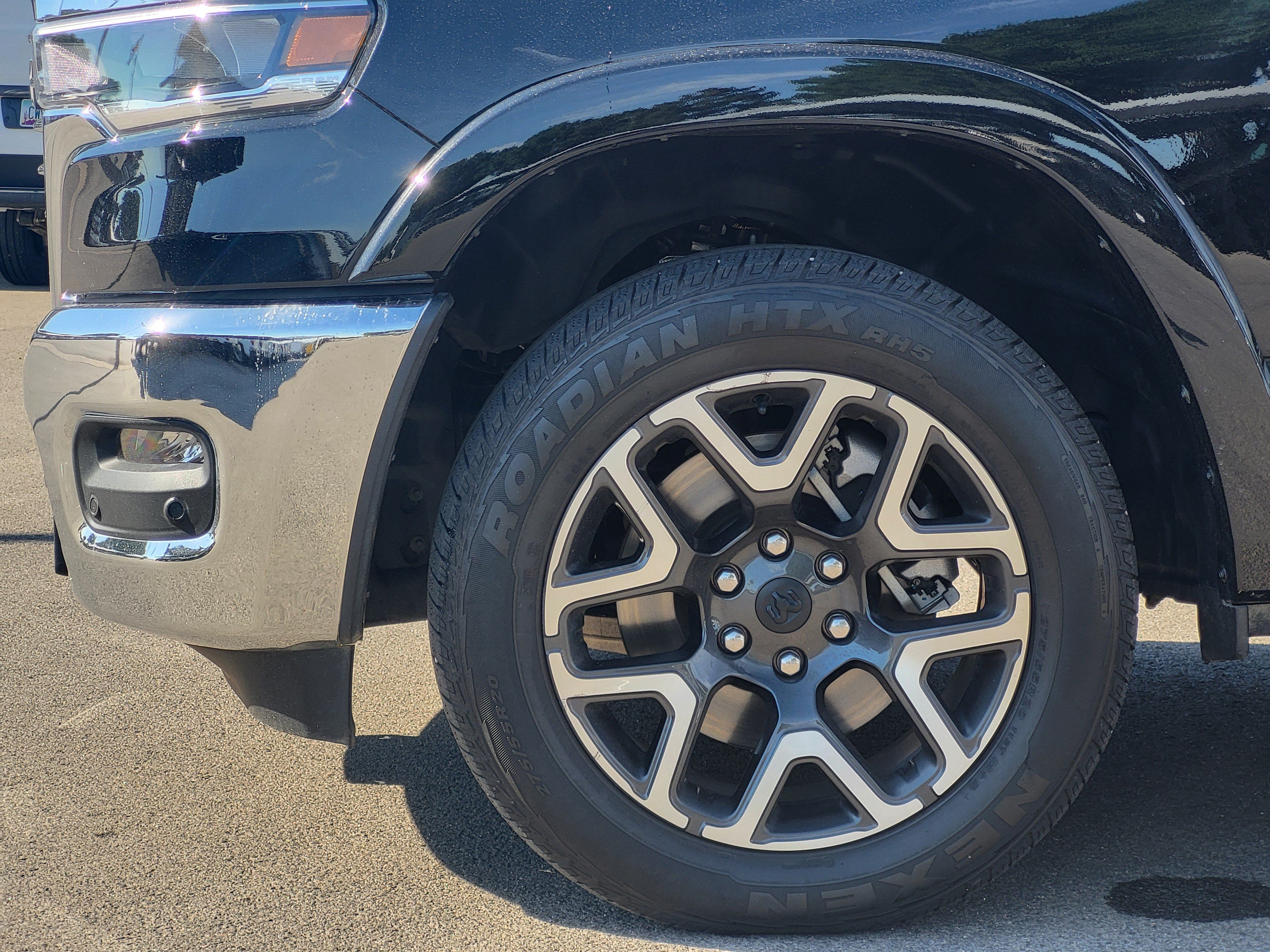 Used 2025 RAM 1500 Laramie AWD/4WD image 9
