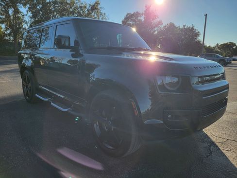 Used 2023 Land Rover Defender 130 X-Dynamic SE image 3