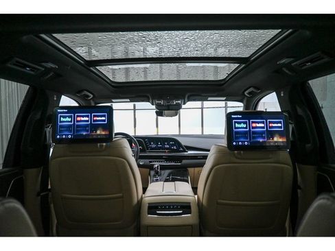 Used 2024 Cadillac Escalade Premium Luxury AWD/4WD image 32