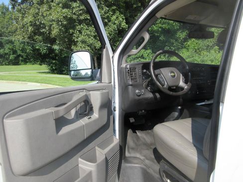 Used 2021 Chevrolet Express 2500 w/ Driver Convenience Package RWD image 27