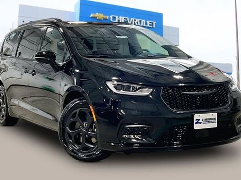 Used 2024 Chrysler Pacifica Premium FWD image 1