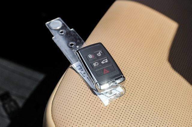 New 2026 Land Rover Discovery Limited Edition AWD/4WD image 70